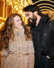 Никифорова и Али Эрсан Дуру смеются и гуляют по улицам Москвы Никифорова и Али Эрсан Дуру смеются и гуляют по улицам Москвы